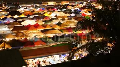 夜间照明市场的帐篷。 罗查达罗特费火车之夜色彩鲜艳的帐篷顶